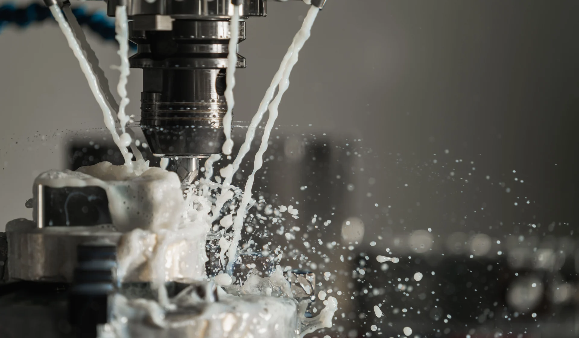 Máy CNC đang gia công kim loại với dung dịch làm mát